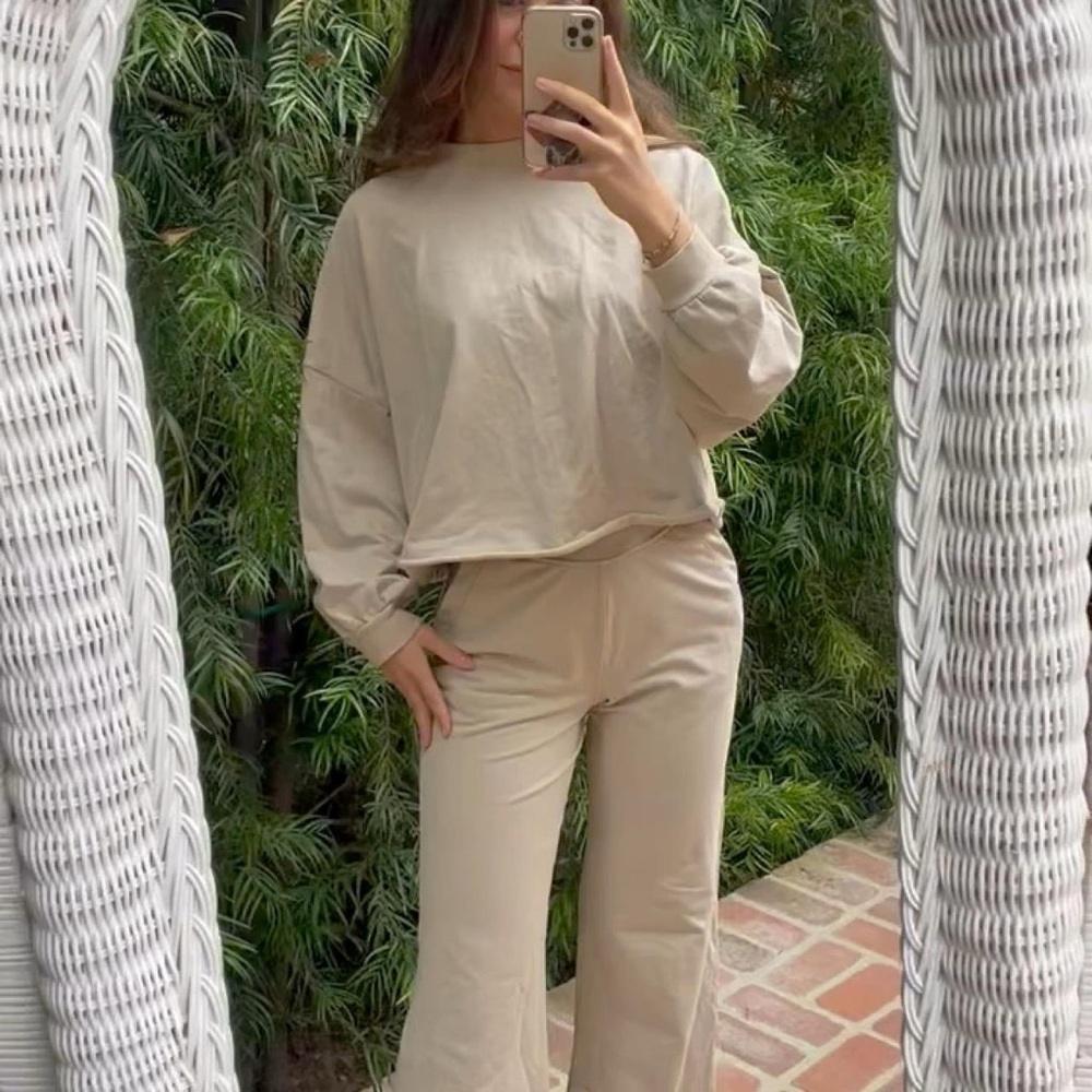 Lululemon matching beige sweat set 
Bottoms sz 4 // top sz s/m - Picture 7 of 7